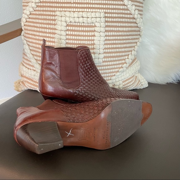 Vintage Valerie Stevens | Jerilyn Brown Woven Leather Ankle Boots | Size 7.5 - Picture 5 of 6